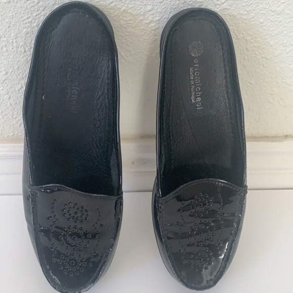 Eric Michael black patent leather perforated slip on mules in size 41 - Picture 5 of 11